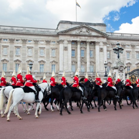 Buckingham Palace, London tourism, guide to London in English. Travel to london.