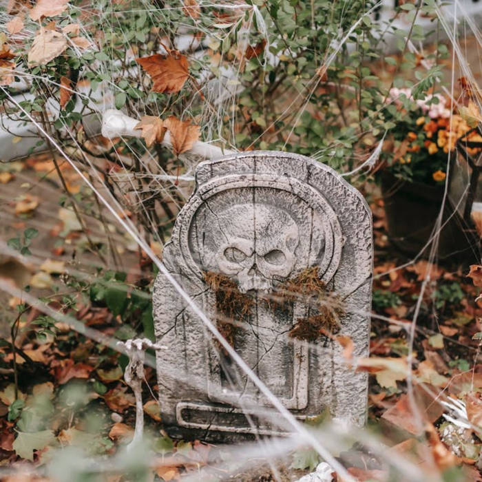 Spooktacular Garden Decor: Halloween Cemetery Edition