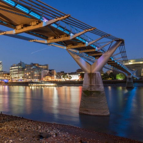 Millennium Bridge, London tourism, guide to London in English. Travel to london.