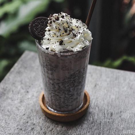 recipe for making traditional Oreo Milkshake