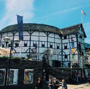 Shakespeare's Globe Theatre, London tourism, guide to London in English. Travel to london.
