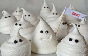 Recipe halloween Ghost Meringues